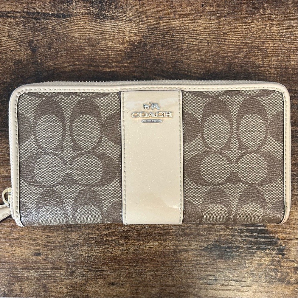 ❤️ COACH Signature Accordion Zip Wallet with Patent Glitter